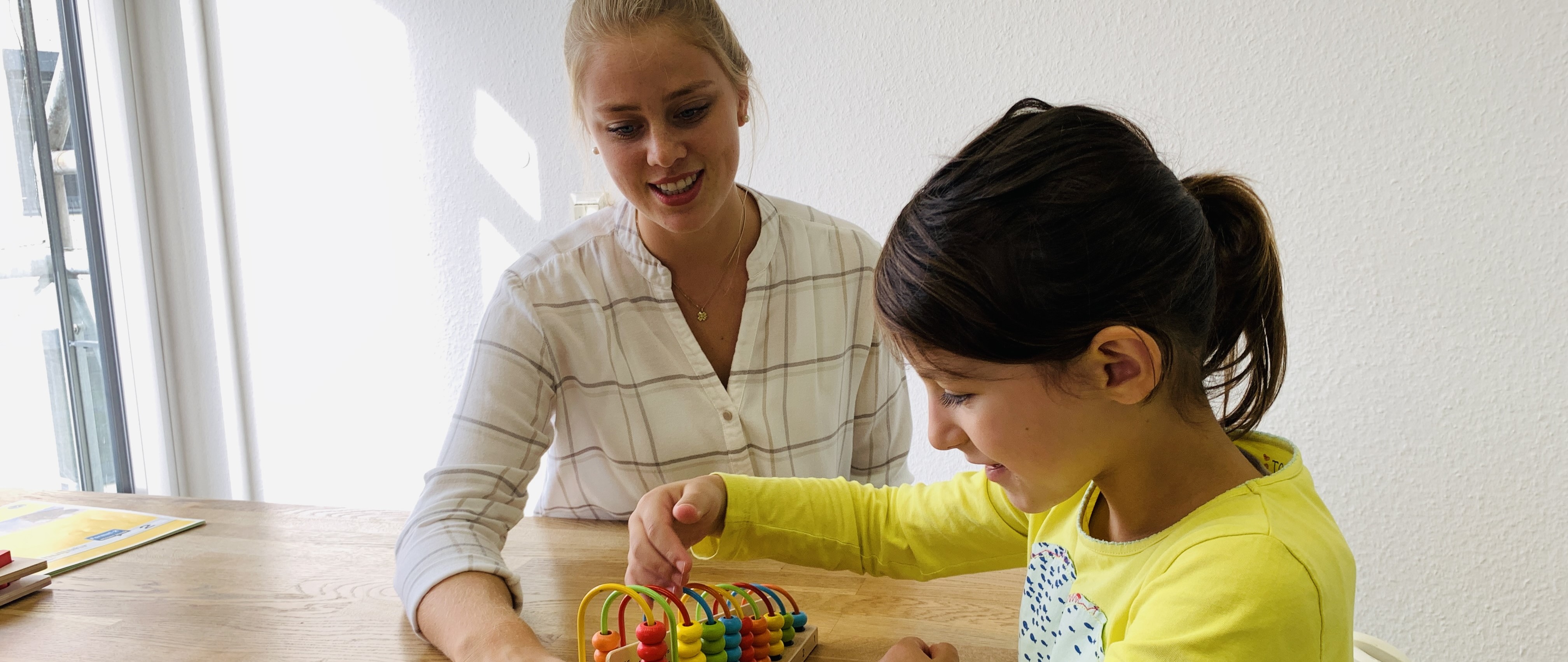 Bild von Frau Hüber während einer Therapie mit einem Kind (klein)